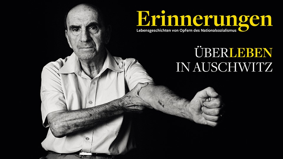 Auschwitz-Überlebender Leo Luster (1927-2017) zeigt seinen Arm mit der tätowierten Häftlingsnummer. (c) Uriel Sinai / Numbered: Auschwitz Survivors Share Their Numbered Tattoos via Getty Images